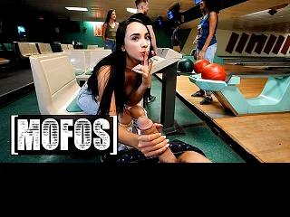 MOFOS - Gaby Ortega si dává velkého penisa v bowlingové dráze, zatímco si její kamarádky hrají