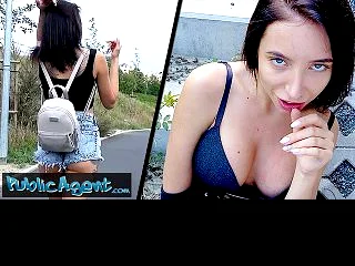 Ukrajinská tanečnice Lola Bulgari kouří penis po vyzvednutí na pražském nádraží - Public Agent