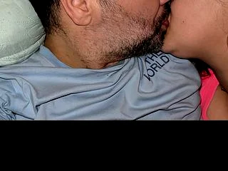 Žhavá Egypťanka má v práci sex se šéfem svého manžela kvůli zvýšení platu; on jí to strčí do zadku.